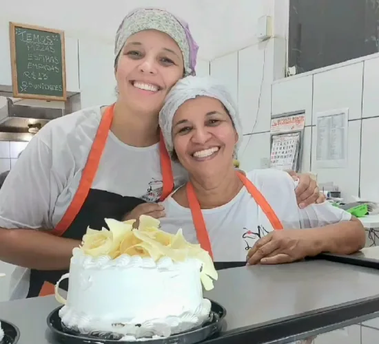 Equipe da Dona Maria no balcão da loja