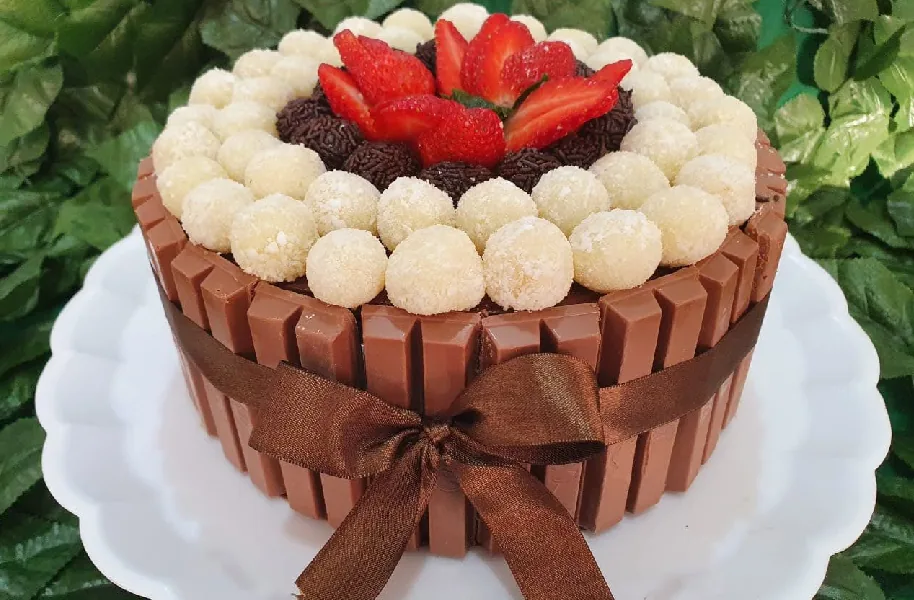 Bolo decorado com morangos e brigadeiros